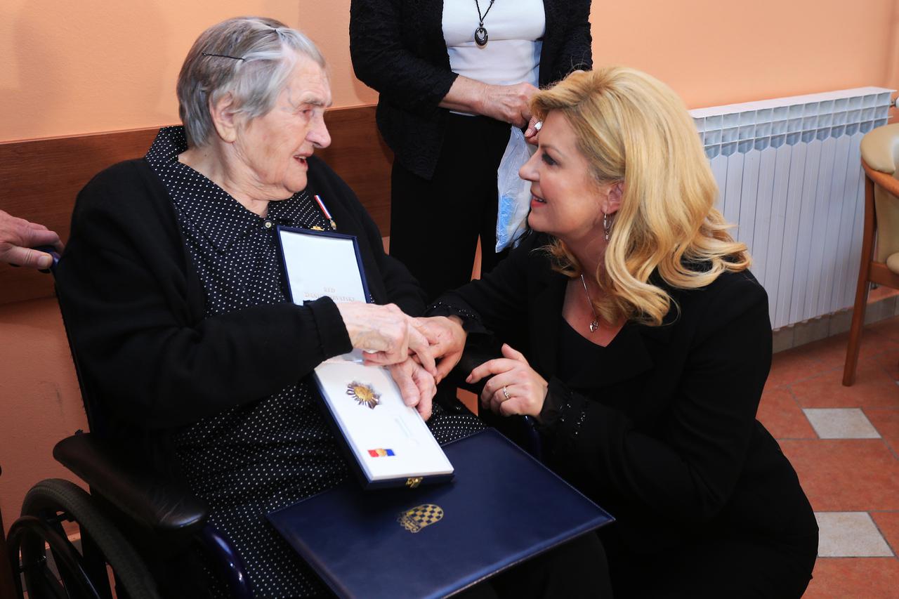Početkom svibnja prošle godine, u vukovarskom Domu umirovljenika gdje je živjela, gospođa Zadro je iz ruku predsjednice Kolinde Grabar-Kitarović primila odličje Reda Danice hrvatske s likom Katarine Zrinske