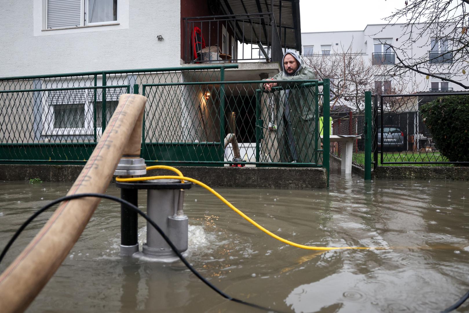 Prema slikama s terena, najveće probleme stvara Horvatova ulica, u kojoj se voda prelila preko kolnika i probila u dvorišta i podrume kuća. Vatrogasci su na terenu i ispumpavaju vodu iz stambenih objekata. 