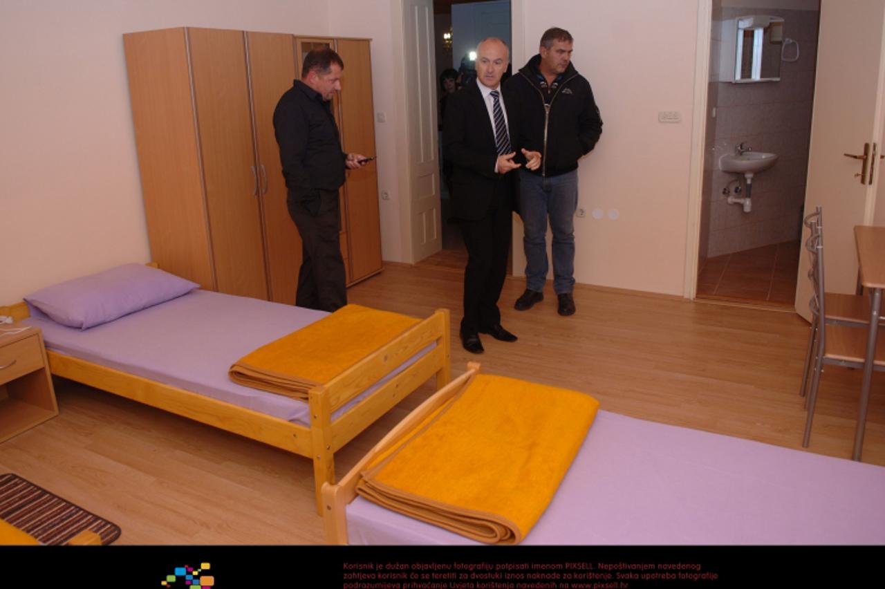 '02.11.2012., Caglin - Braniteljska zadruga na svecanosti otvorila prenociste u sredistu mjesta s desetak lezaja. Svecanosti je nazocio ministar baranitelja Predrag Fred Matic. Photo: Dusan Mirkovic/P