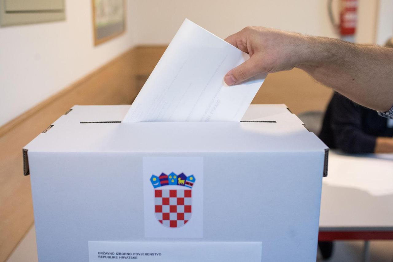 U 7 sati otvorena su biračka mjesta za izbor predsjednika Republike Hrvatske