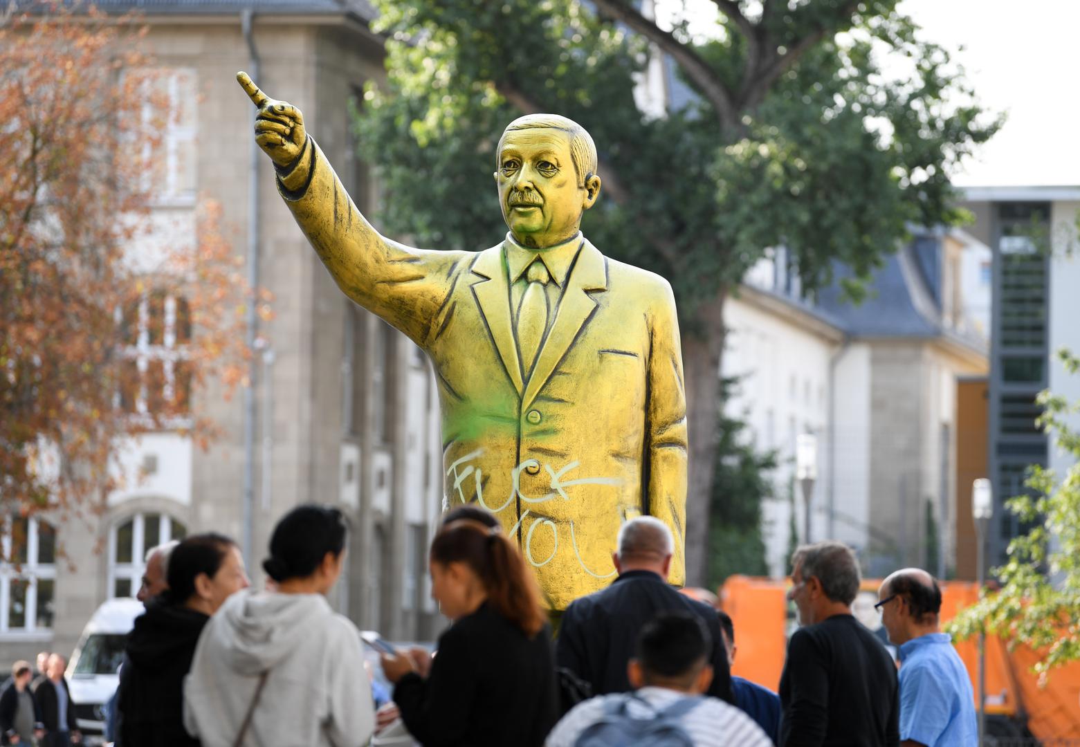 Zlatni spomenik turskog predsjednika Recepa Tayyipa Erdogana postavljen je u Wiesbadenu u Njemačkoj u sklopu umjetničkog festivala koji se ove godine održava pod motom "Loše vijesti".