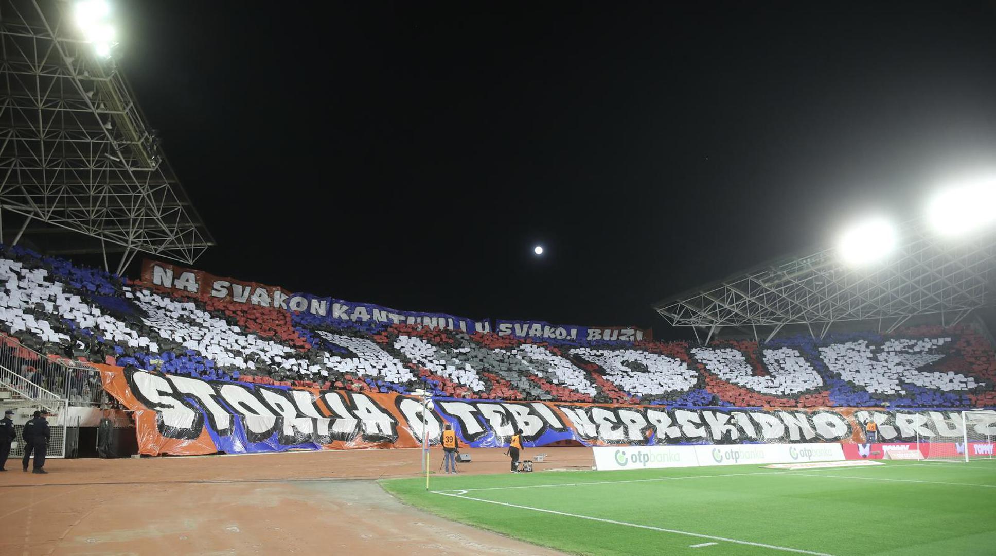 Tribine Poljuda ponovo su pune, a Torcida je podigla veliku koreografiju.