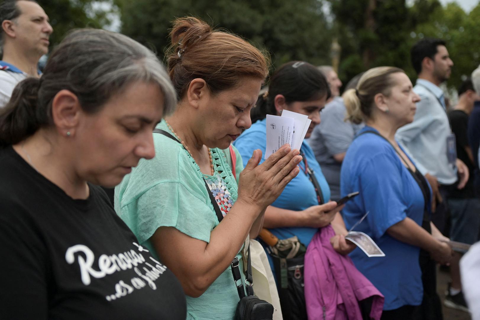 Vatikan je objavio da su liječnici papi morali prepisati "visoki protok" kisika zbog poteškoća s disanjem i da su transfuzije krvi bile potrebne jer su testovi pokazali da je imao nisku razinu trombocita, što je povezano s upalom pluća. 