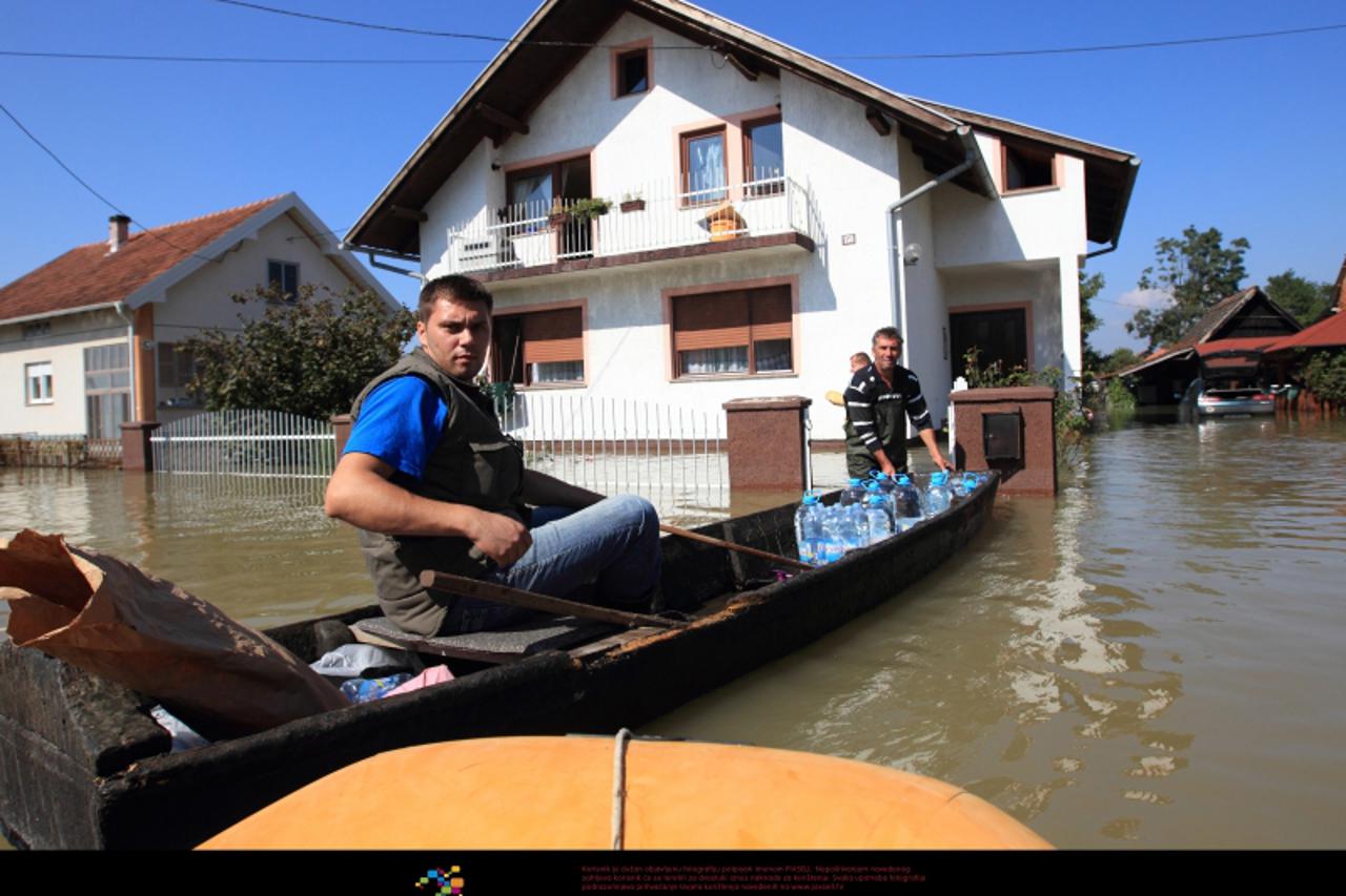 '22.09.2010., Cicka Poljana - Mjesto Cicka Poljana kod Velike Gorice koje je vec tri dana pod vodom. Tak danas treci dan se pojavila vojska , do sad su si mjestani pomagali sami. Najveca opasnost sad 
