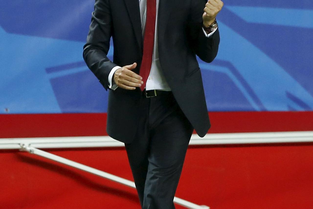 Sevilla's coach Unai Emery reacts during their Champions League group D soccer match against Moenchengladbach at Ramon Sanchez Pizjuan stadium in Seville, September 15, 2015. REUTERS/Marcelo del Pozo   Picture Supplied by Action Images