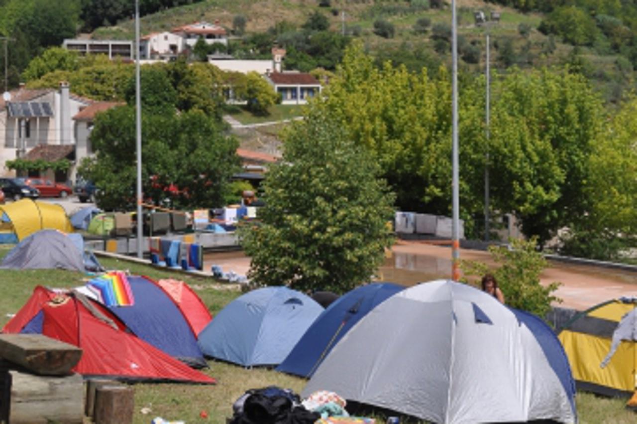 '28.07.2011., Motovun - Nakon velike kise koja je padala u centralnoj Istri te tako zahvatila i filmski grad Motovun, kamp mladih podno zidina danas slici na veliku susionicu.Roba i stvari koje su se 