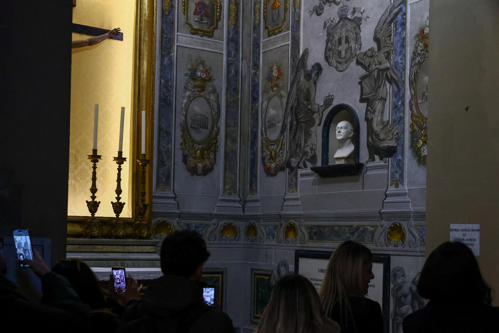 Bruno Valentinetti, 83-godišnji samouki dekorater i volonter u bazilici, tvrdi da nije bilo nikakve namjere. "Ne vidim nikakvu sličnost, to je u oku promatrača. Nisam koristio nikoga kao model", rekao je u više intervjua. Dodaje i da mu je "svejedno" jer "ne voli Meloni" i živi skromno u crkvi.