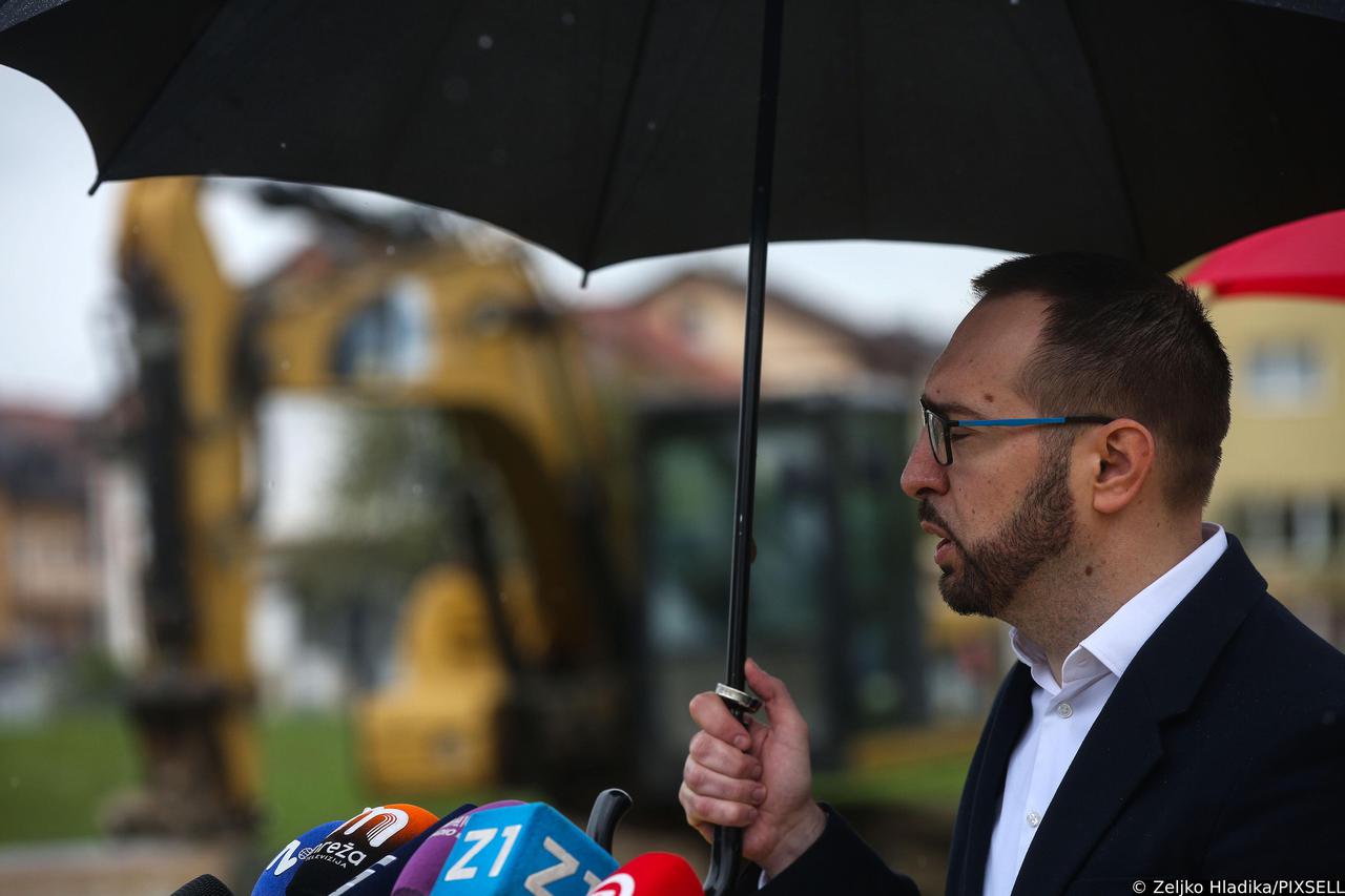 Zagreb: Tomašević postavio  kamen temeljac za izgradnju novog vrtića Sesvetski Kraljevec