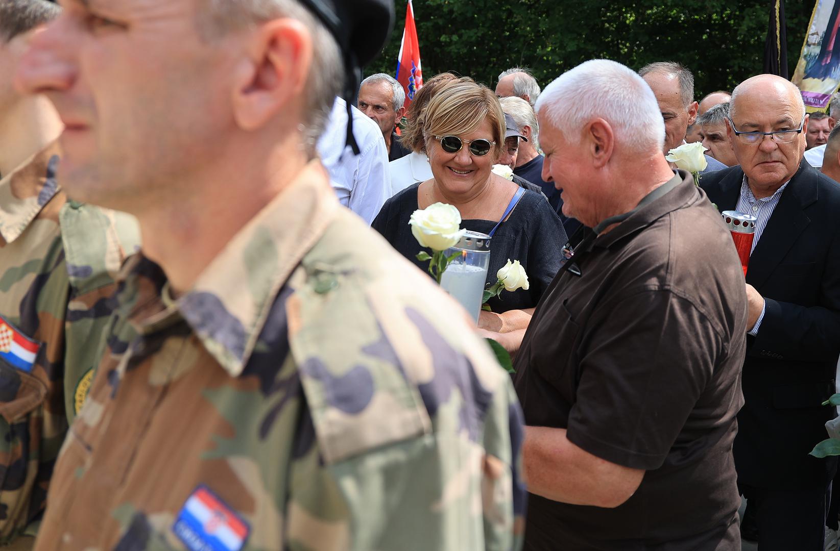 Svetu misu zadušnicu predvodio je zagrebački nadbiskup Dražen Kutleša. A među mnoštvom okupljenih bili su i preimerjice Vladimir Šeks, Željka Markić...