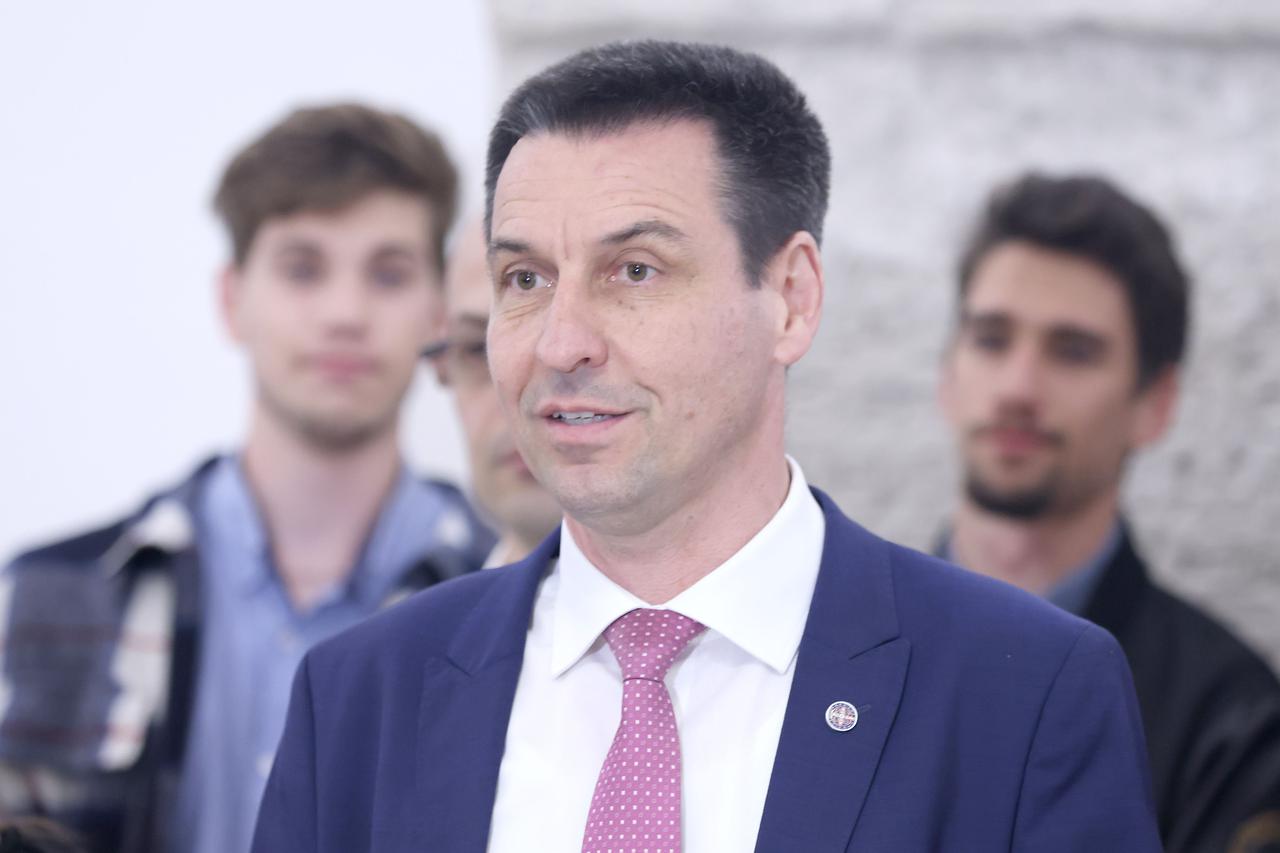 Zagreb:  Ladislav Ilčić predao kandidacijsku listu za Europski parlament 