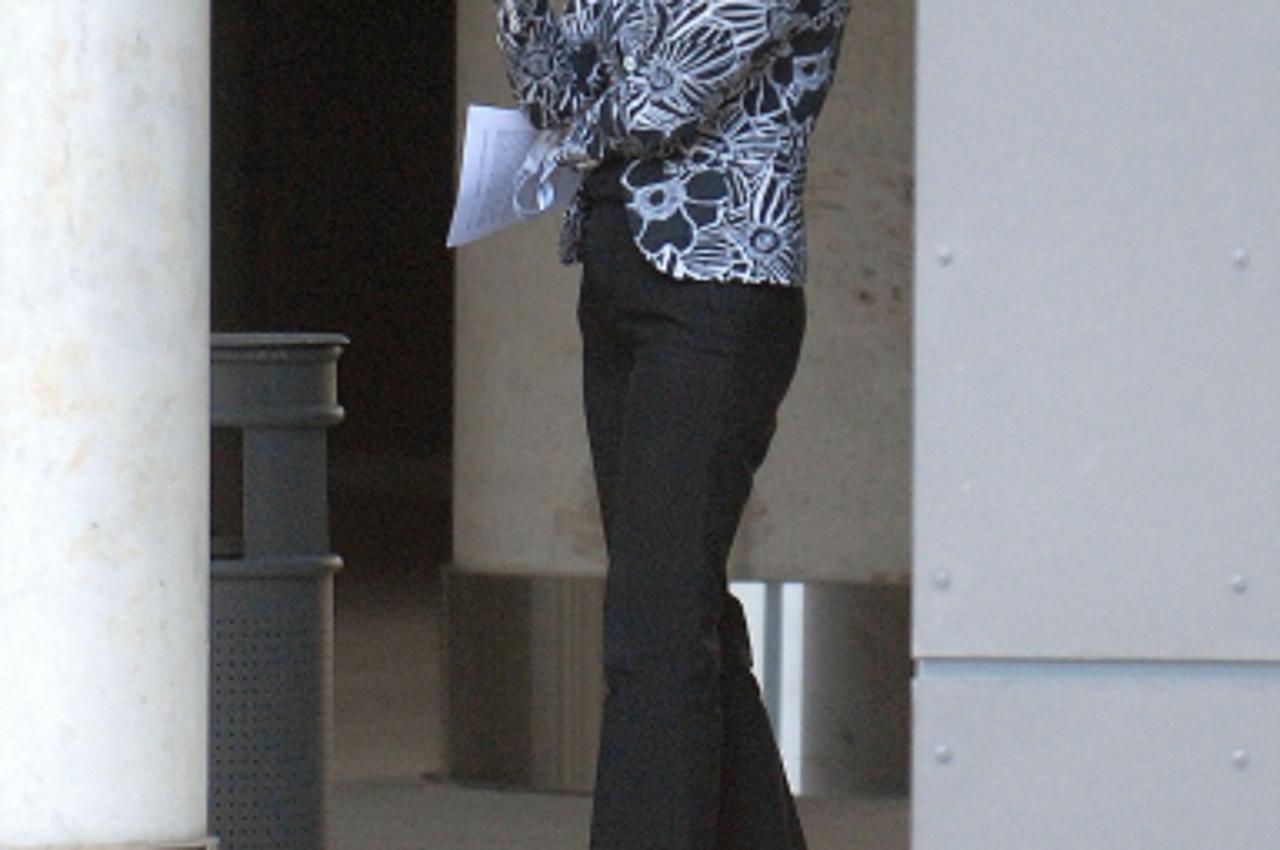 '30.06.2009.Zagreb - Nakon stupanja na snagu zakona o nepusenju u javnim prostorijama, djelatnici firmi i poduzeca puse na parkiralistima ili ispred ureda. Photo: Matija Habljak/Vecernji list;'