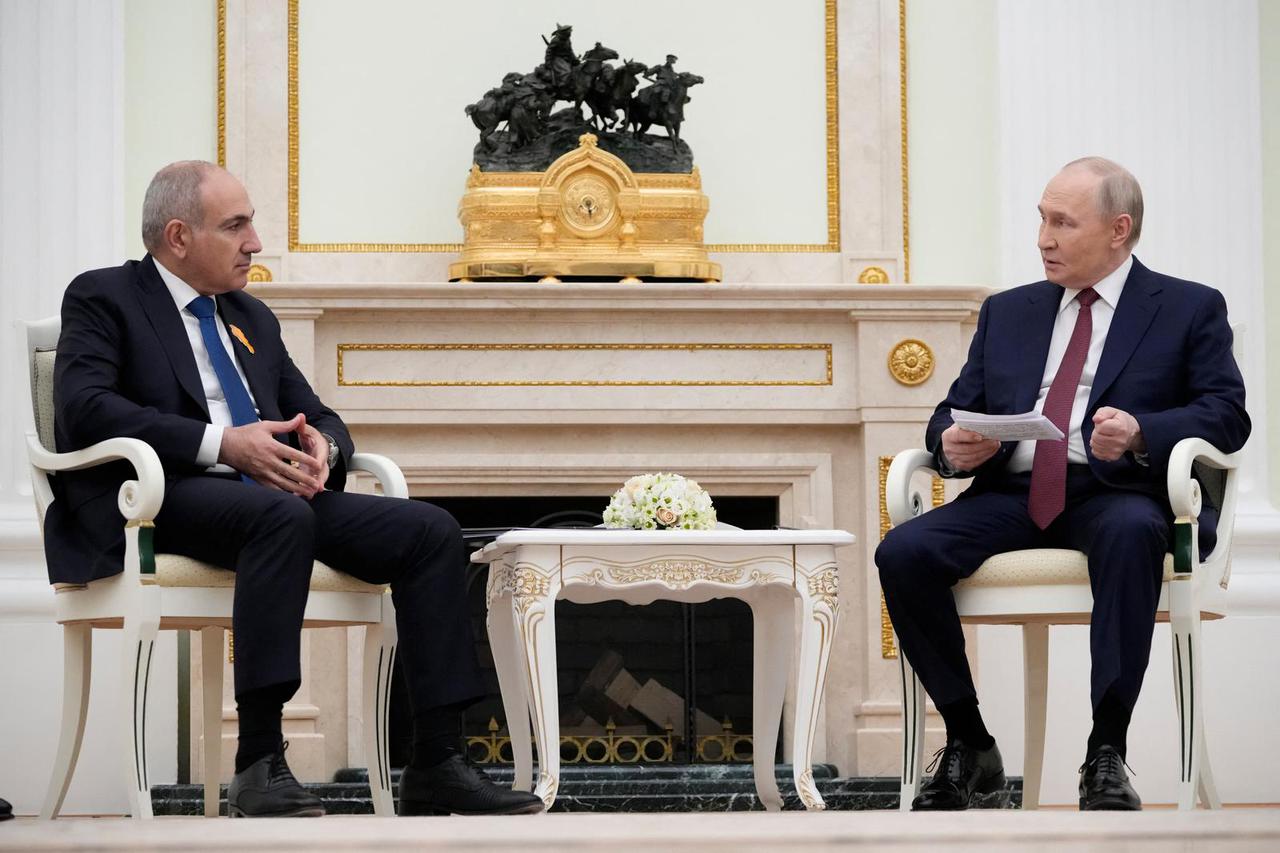 Russian President Putin and Armenian Prime Minister Pashinyan meet in Moscow