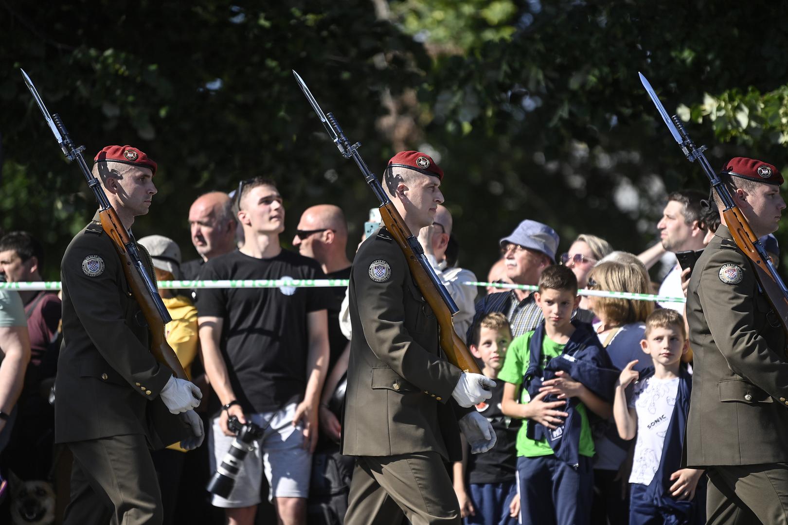Brojni posjetitelji pristigli iz svih dijelova Hrvatske dobili su jedinstvenu priliku razgledati čime sve Hrvatska vojska raspolaže - od Bradley vozila, Patrije, tenkova, haubica, do sustava protuzračne obrane, robota za uklanjanje eksplozivnih naprava, opreme za razminiranje, pješačkog naoružanja...
