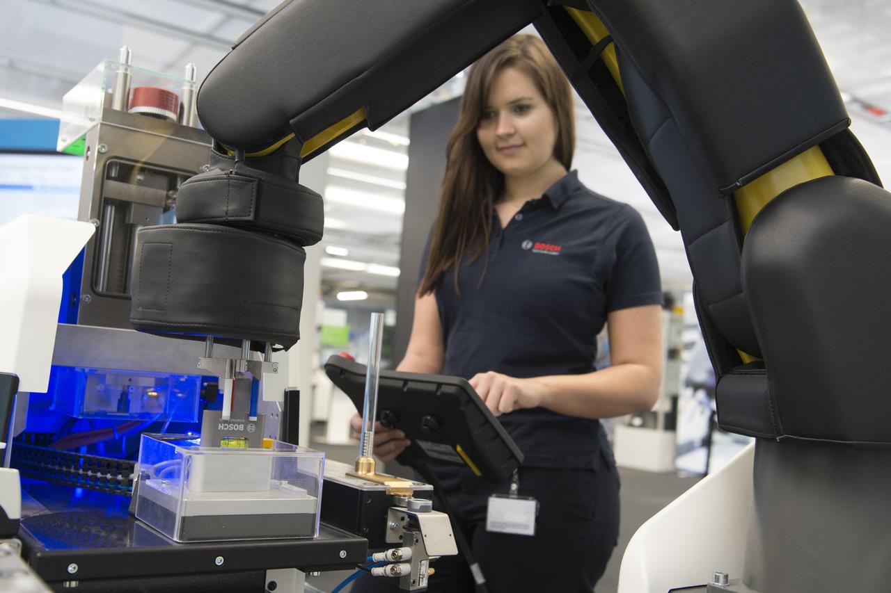 A Bosch employee operates an Apas production assistant for demonstration purposes at the Bosch manufactory Feuerbach in Stuttgart, Germany, 18 April 2017. Photo: Franziska Kraufmann/dpa /DPA/PIXSELL
