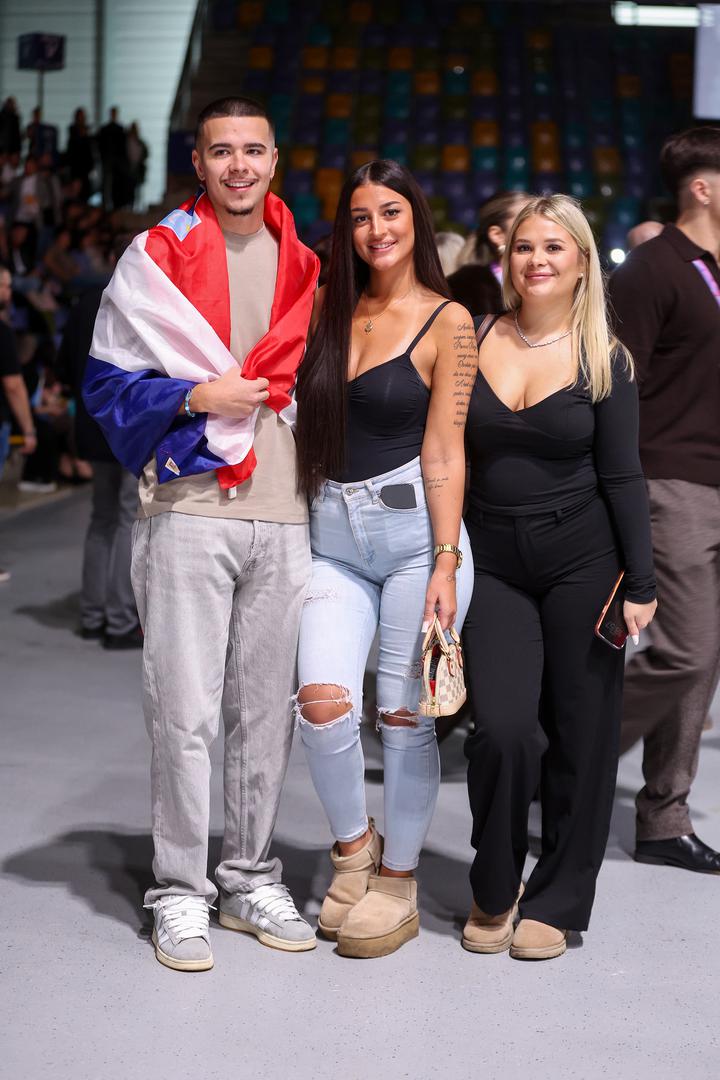 . Hrvati iz svih dijelova Njemačke stigli su na ovaj 14. po redu koncert “Hrvatska noć” i s velikim pljeskom pozdravili su sve izvođače i u glas pjevali s njima. Posebno dirljiv trenutak je bila i emotivna video posveta nedavno preminulom Halidu Bešliću. 