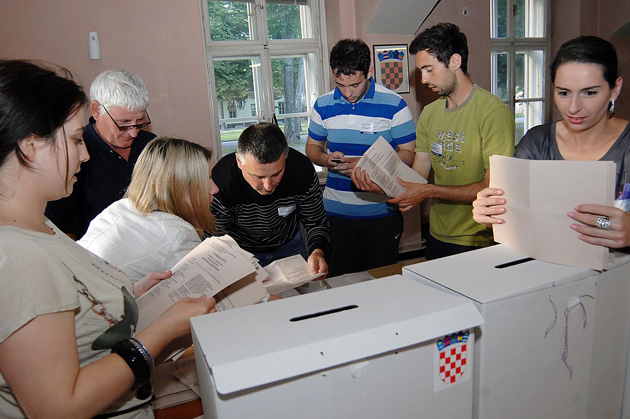 Sisak: Nakon zatvaranja birališta ?lanovi bira?kog odbora zapo?eli s brojanjem listi?a