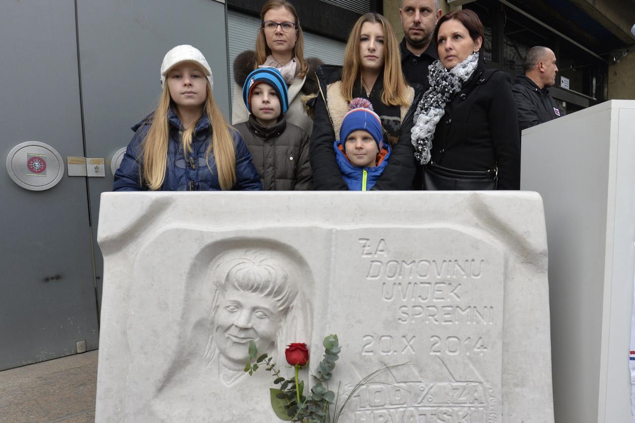 29.12.2015., Zagreb - Svecano otvaranje trga Nevenke Topalusic, koja je preminula na prosvjedu branitelja u Savskoj 66 ispred Ministarstva branitelja. Ana Dragija, Zeljko Markus, Marija Topalusic, Ema Dragija,  Vito Dragija, Mateo Markus, Martina Markus. 