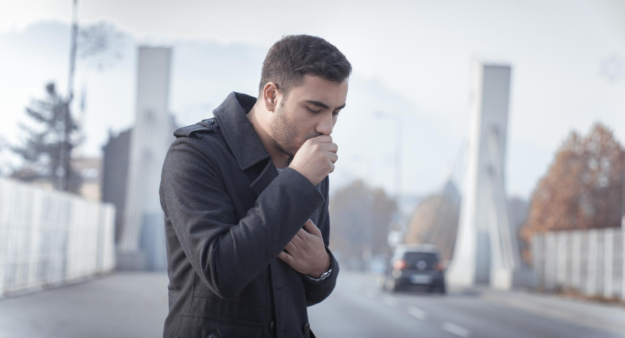 7. Konstantno kašljanje ili kratak dah - u većini slučajeva kašalj prestane nakon tri tjedna, no ako se nastavi ili pak imate problem s kratkim dahom to može biti uzbuna za astmu, bolest pluća ili srca. 