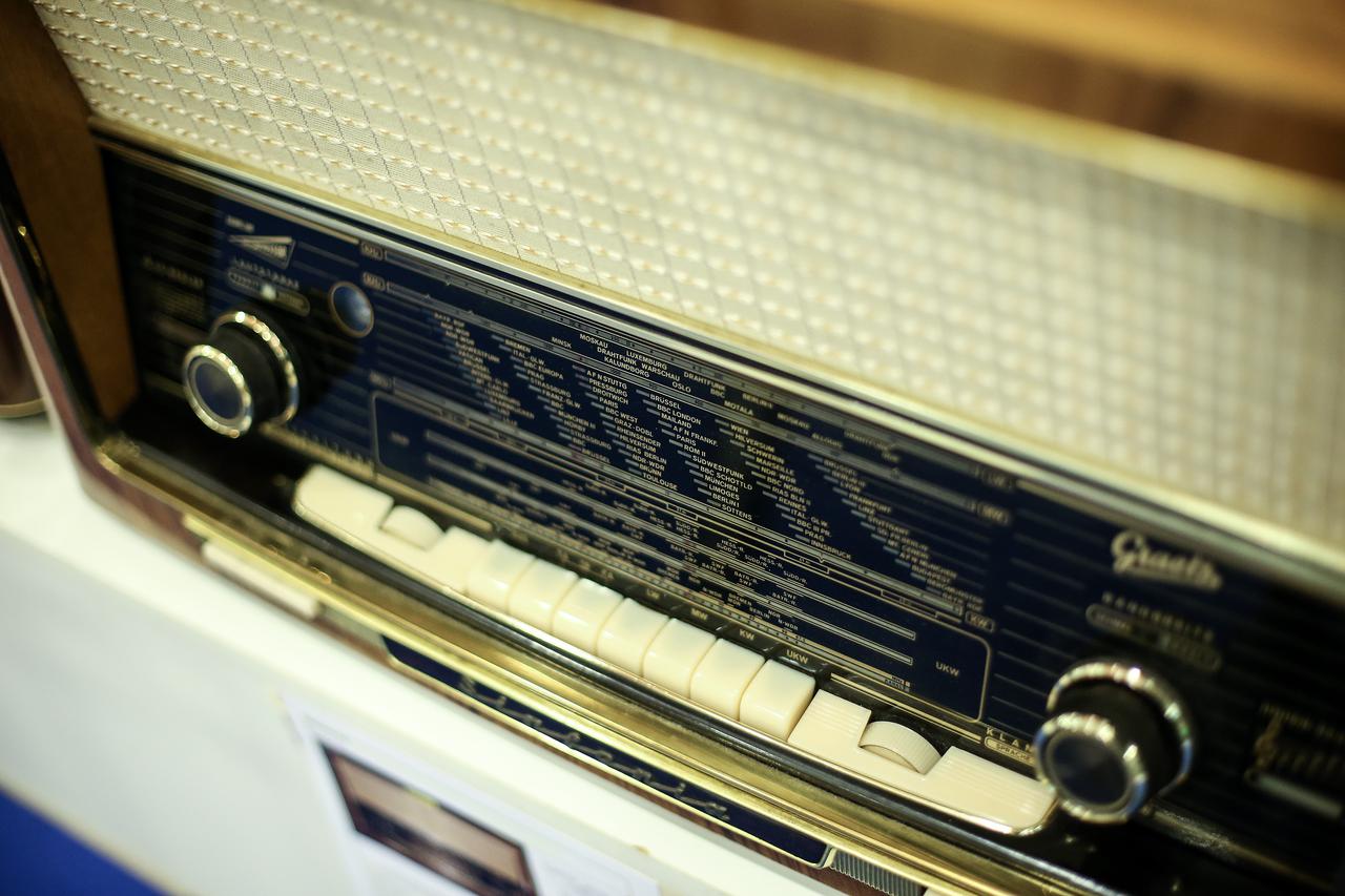 Duško Cvjetojević, autor je izložbe starih radio uređaja