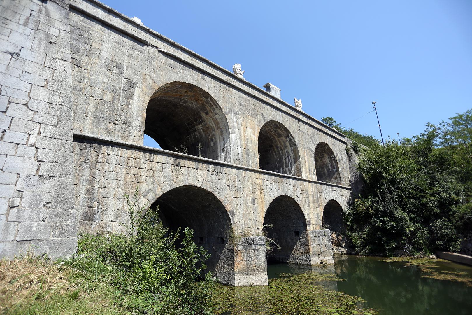 U 19. stoljeću, prilikom obnove ceste 1836. godine, na postojećem mostu je pod vodstvom inženjera bojnika Josipa Kajetana Knežića dograđen i drugi kat te je time most dobio svoj konačni izgled i oblik. To je jedini dvokatni most u Hrvatskoj i ovome dijelu Europe te jedini most koji je na sebi imao kipove i spomen ploče, stoga predstavlja jedinstveni spomenik hrvatske mostogradnje.