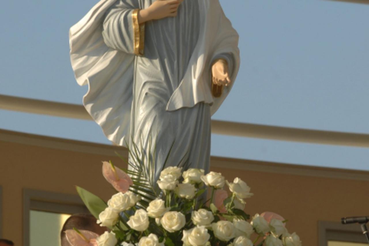 'POK BIH...medjugorje...crkva sv.jakova...27. godisnjica gospina ukazanja... FOTO: Zoran Grizelj 24.06.2008...misa...molitva...gospa...kip kraljice mira'