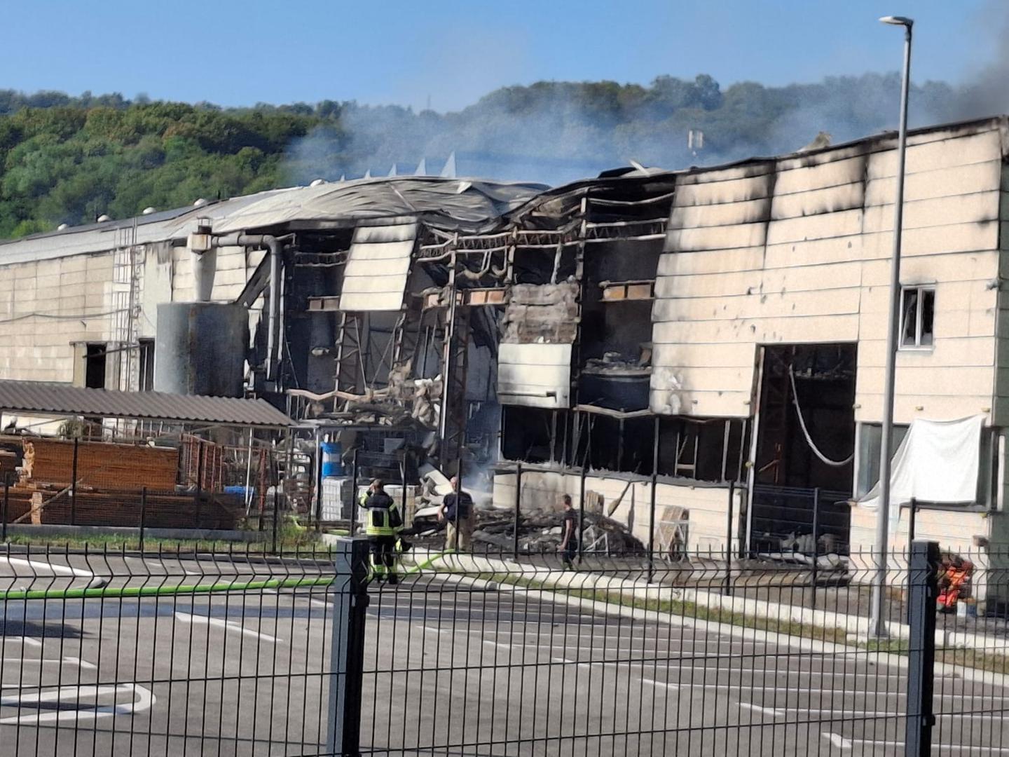 Požar u karlovačkoj Maloj Švarči ostavio je iza sebe teško oštećene skladišne objekte. 