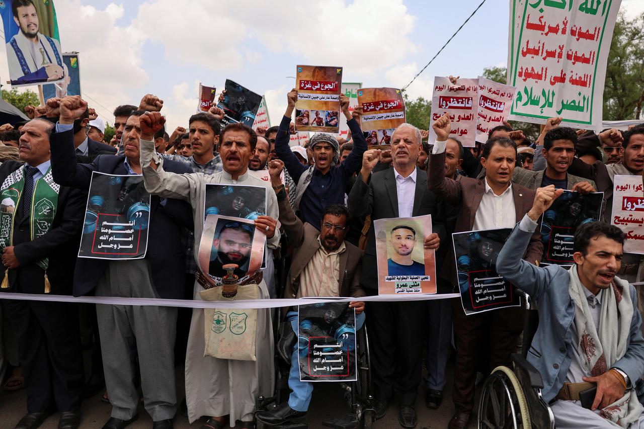 Sanaa University students and professors demonstrate in solidarity with Palestinians