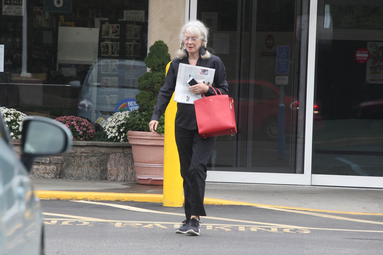 Glumica koja će u veljači napuniti 76 godina uhvaćena je u večernjoj šetnji Los Angelesom, a nitko nije prepoznao da se ispod kape i naočala krije zvijezda filmova "Zauvijek tvoj" i "Dozvola za Fockere".