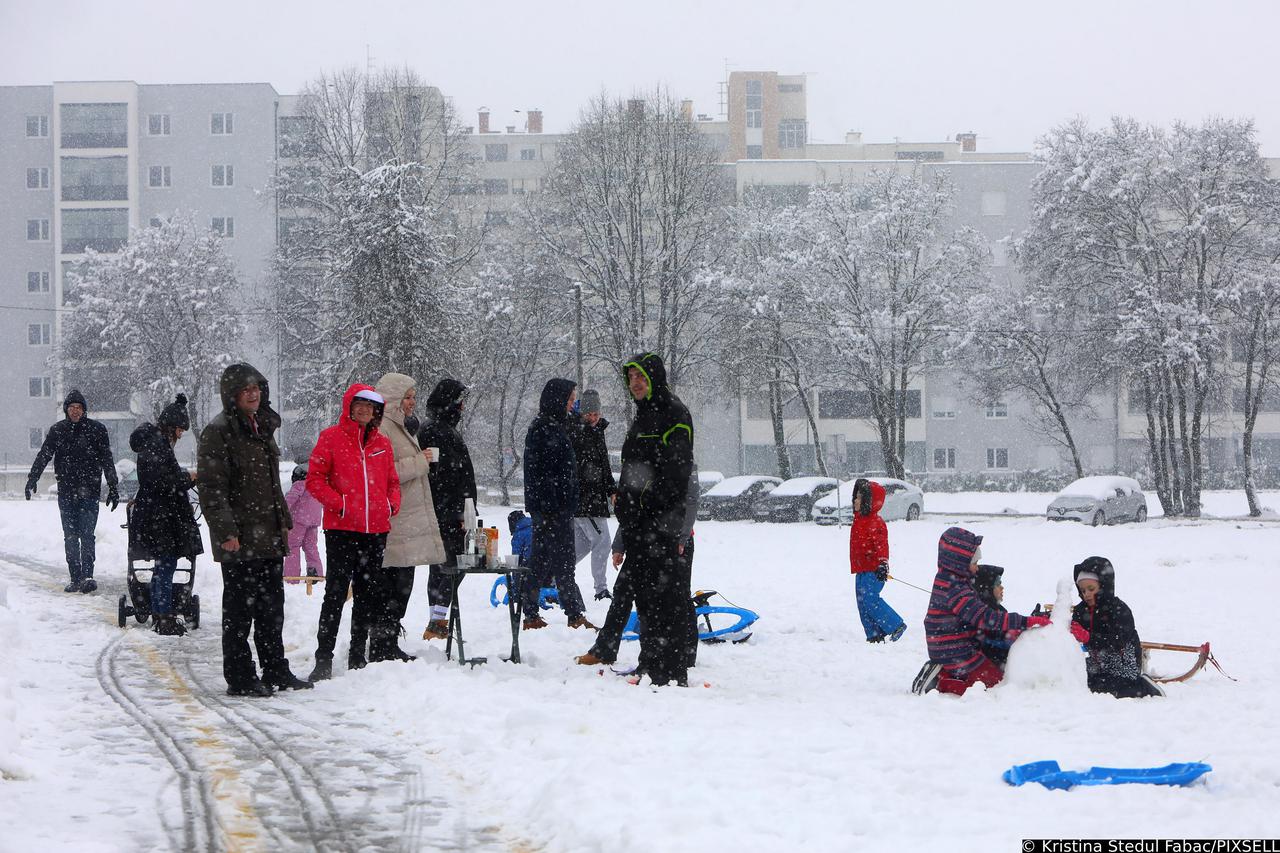 Petnaestak centimetara novog snijega zabijelilo je Karlovac