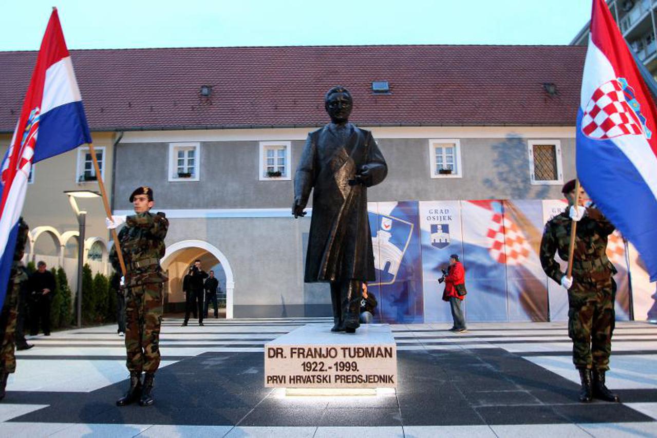 Tuđman kip (1)