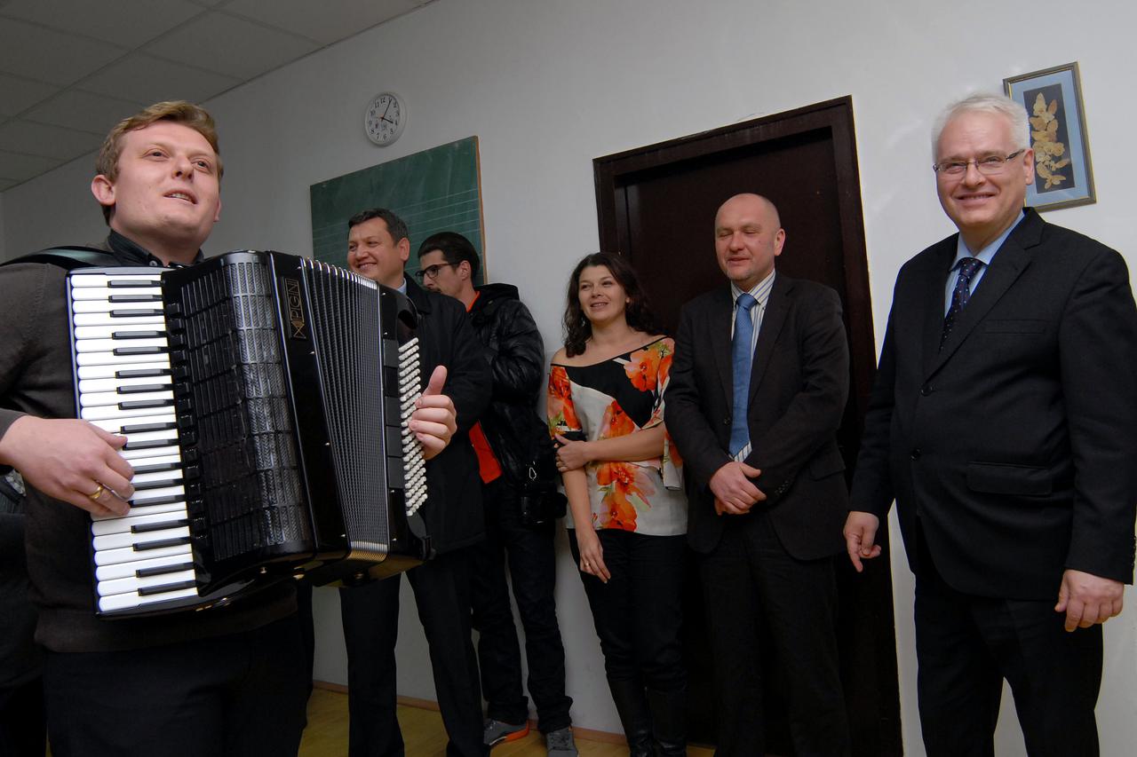 22.11.2014., Slavonski Brod- Predsjednik Republike Hrvatske dr. Ivo Josipovic druzio se sa clanovima Brodskog harmonikaskog orkestra 