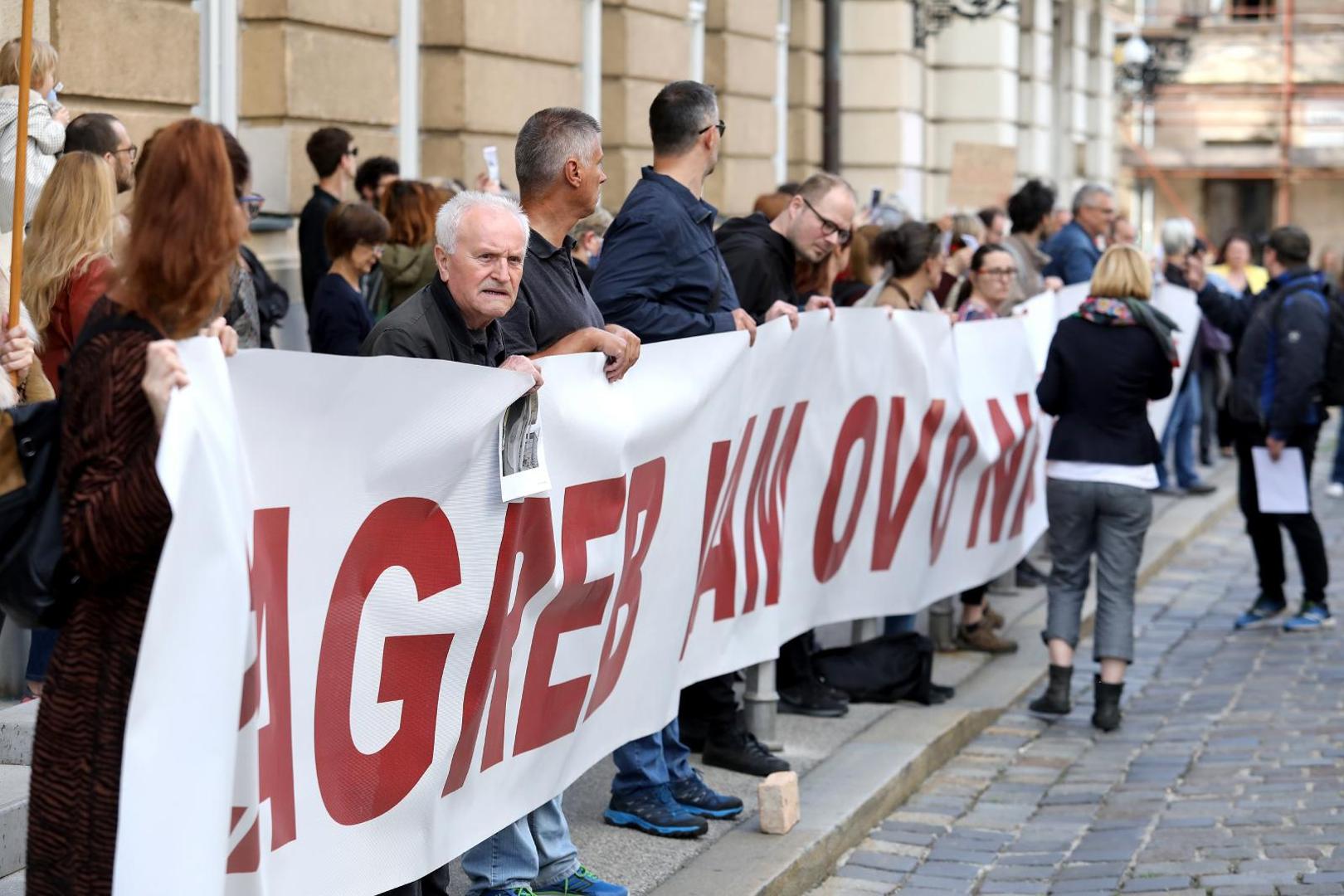 18.05.2020., Zagreb - Stranke Lijevog bloka u gradskoj skupstini, Mozemo, Zagreb je nas, Nova ljevica, ORaH, Radnicka fronta i Za grad od jucer prosvjeduju ispred Sabora zbog raspustanja prije nego sto je donesen zakon o obnovi, a za jutro su pozvali i gradjane da im se pridruze i docekaju zastupnike dok dolaze na sjednicu .Photo: Patrik Macek/PIXSELL