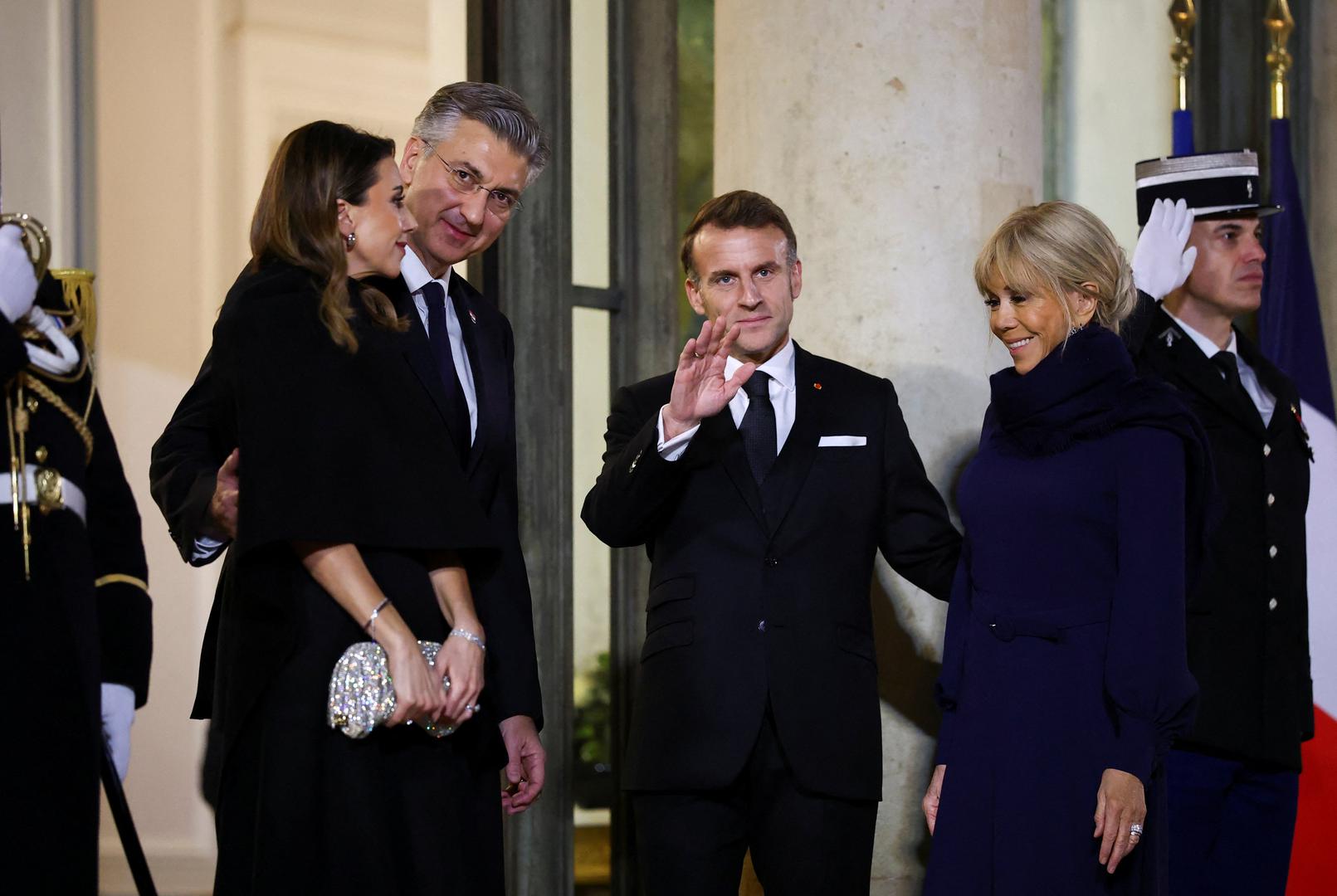 Posebnu priču pričala je frizura: mekani valovi u stilu holivudskih diva zlatnog doba savršeno su pratili liniju haljine i pelerine. Make-up je ostao vjeran njezinu prepoznatljivom stilu – naglasak na urednom tenu i suptilnom naglašavanju očiju, dovoljno svečan za crveni tepih, ali i dalje u duhu diplomatskog protokola.