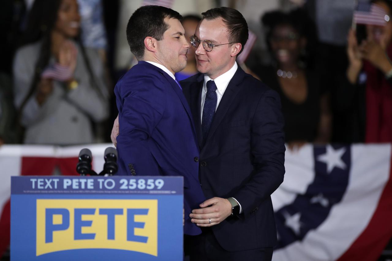 Pete Buttigeig na pozornici sa svojim suprugom Chastenom – prizor je to na koji se Amerikanci još navikavaju