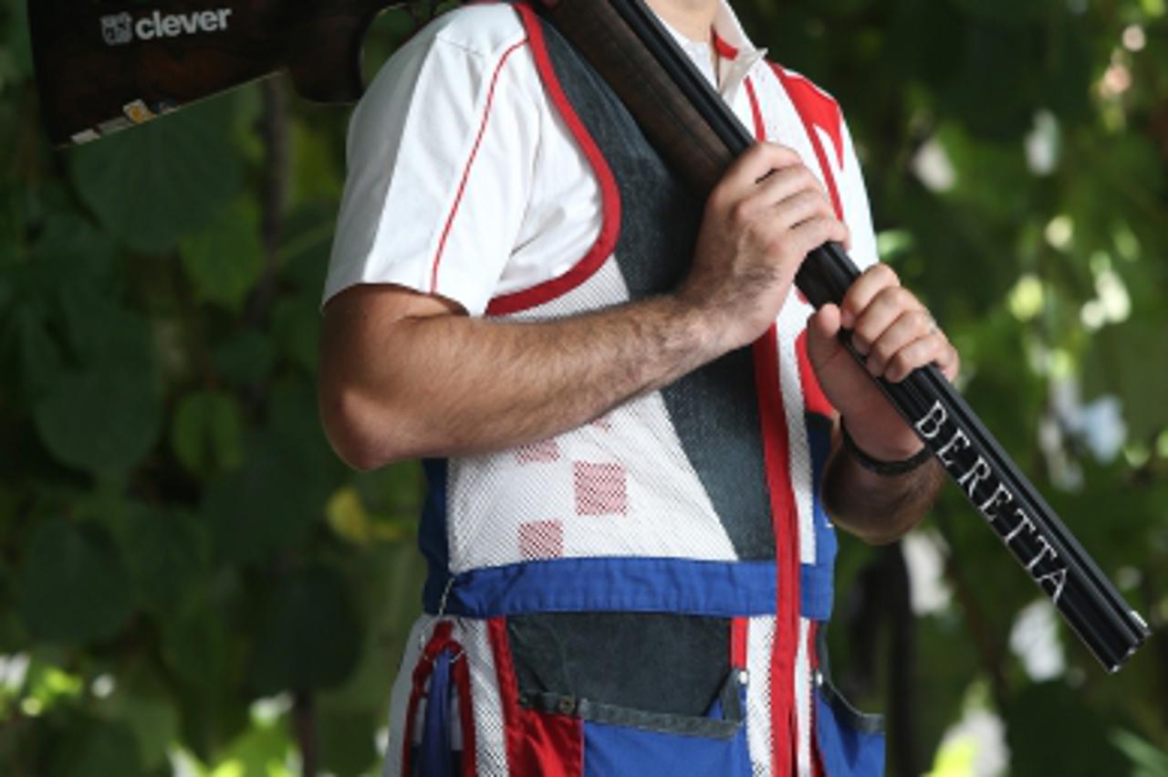 'SPECIJAL MAX 06.08.2013., Zagreb - Josip Glasnovic novi je europski prvak u gadjanju letecih meta, u disciplini trap. Na EP-u u njemackom Suhlu Josip  je osvojio zlato. Braca Glasnovic dosad su osvoj