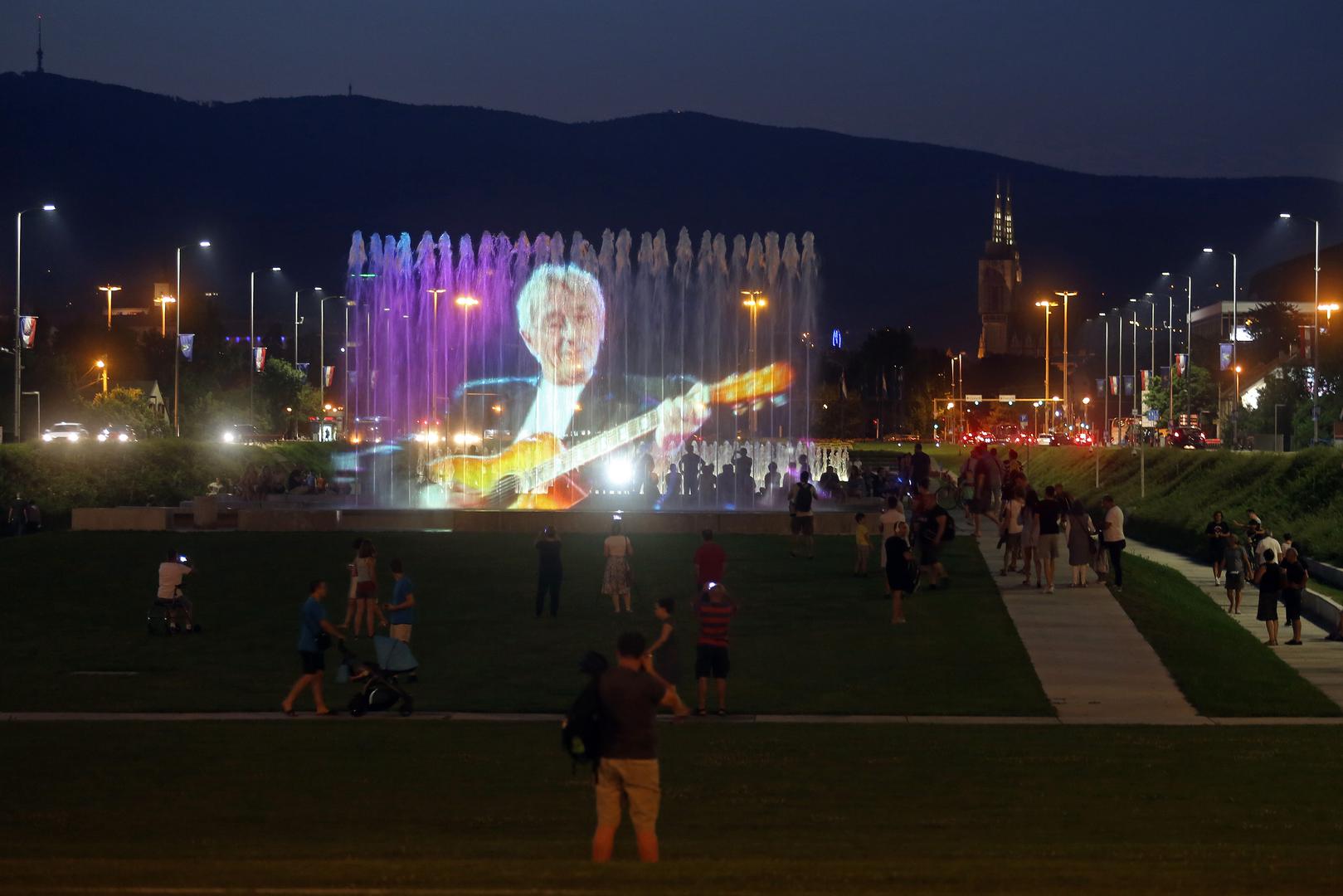 Osim ispraćaja u njegovom Splitu, i drugi gradovi su se oprostili od velikog pjevača, a tako je bilo i u Zagrebu.