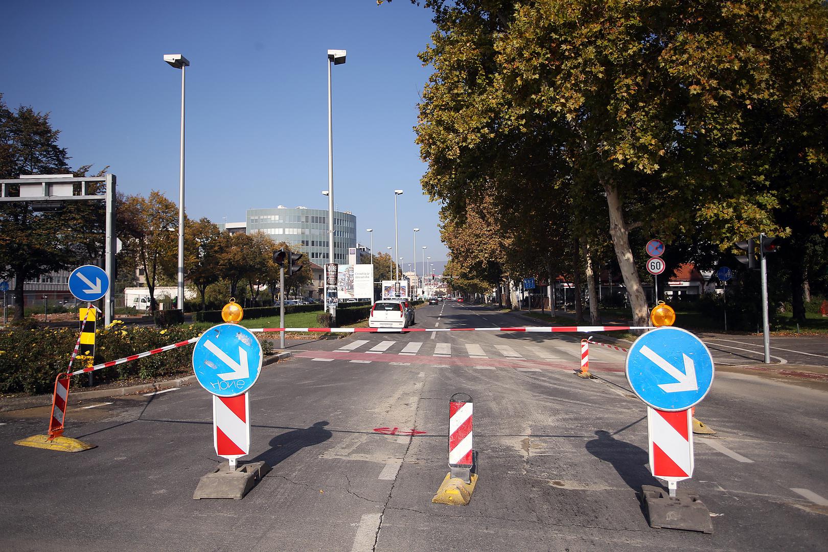 U javnom prijevozu primjenjuje se nedjeljni vozni red. Tramvajske linije prometuju redovito, a u autobusnom prometu moguća su odstupanja u redu vožnje na liniji 140 (Mihaljevac - Sljeme).
 