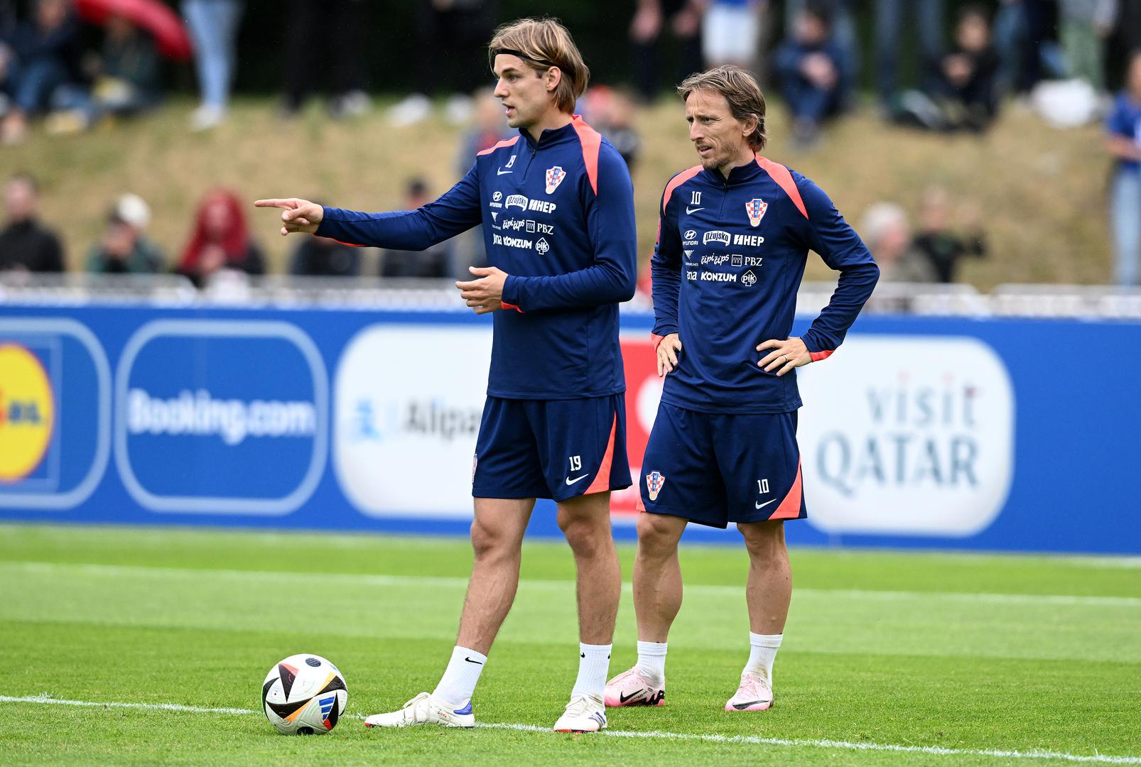 Njega slijede bekovi Borna Sosa (7,5) i Josip Juranović (7,5) te hrvatski kapetan i osvajač Zlatne lopte Luka Modrić (6). 