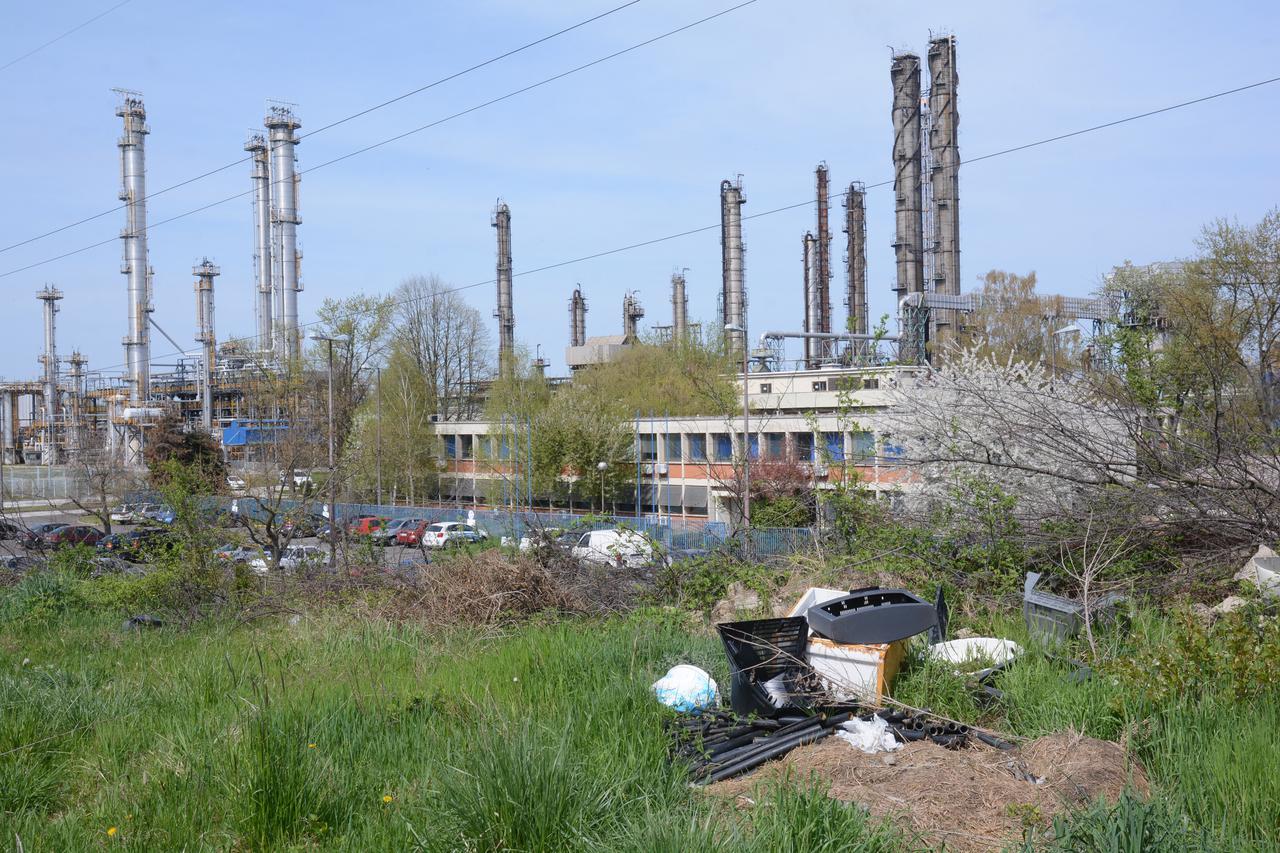 Divlje odlagalište otpada u neposrednoj blizini Rafinerije Sisak