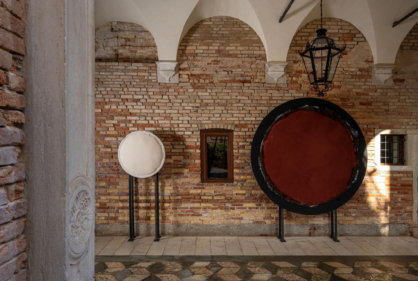 Postav u Palazzo Zorzi započinje u dvorištu kao dinamičan odnos ciklusa Libertas Bells (2014. - 2026.), Rozarij (2026.) i Tondo (2020. – 2025.), u kojemu se skulpturalne forme od korodiranog željeza i bronce suprotstavljaju slikama-objektima izvedenim od obojenog drva i tekstila. Nastavlja se u dvorani Codussi, na pianu nobile, ciklusima Alba Albula (2019.), Kiše Pariz (2018.), Imago Anima (2012. – 2013.), Rozarij (1987. – 2026.) i Morske psine (1986. – 2026.), koji sjaj venecijanskog interijera nadopunjuju sirovom ekspresivnošću geste, boje, tkanine i forme, oblikujući posve jedinstvenu umjetničku viziju