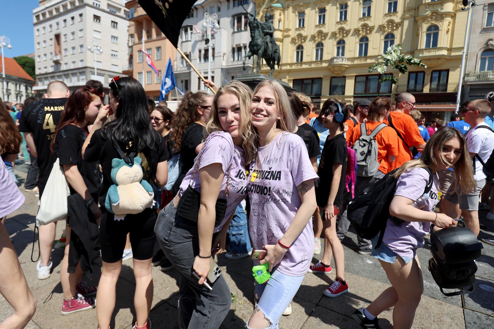 24.05.2024., Zagreb - Zagrebacki maturanti okupljaju se na Trgu bana Josipa Jelacica od kuda ce u povorci krenuti prema Bundeku gdje ce obiljeziti zavrsetak srednjoskolskog obrazovanja. Photo: Sanjin Strukic/PIXSELL