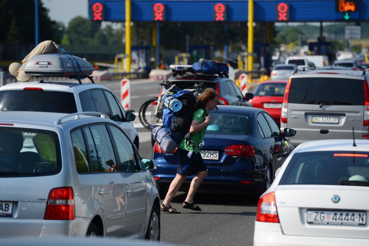18.07.2015., Zagreb - Kilometarske kolone na naplatnoj postaji Lucko. Photo: Marko Lukunic/PIXSELL
