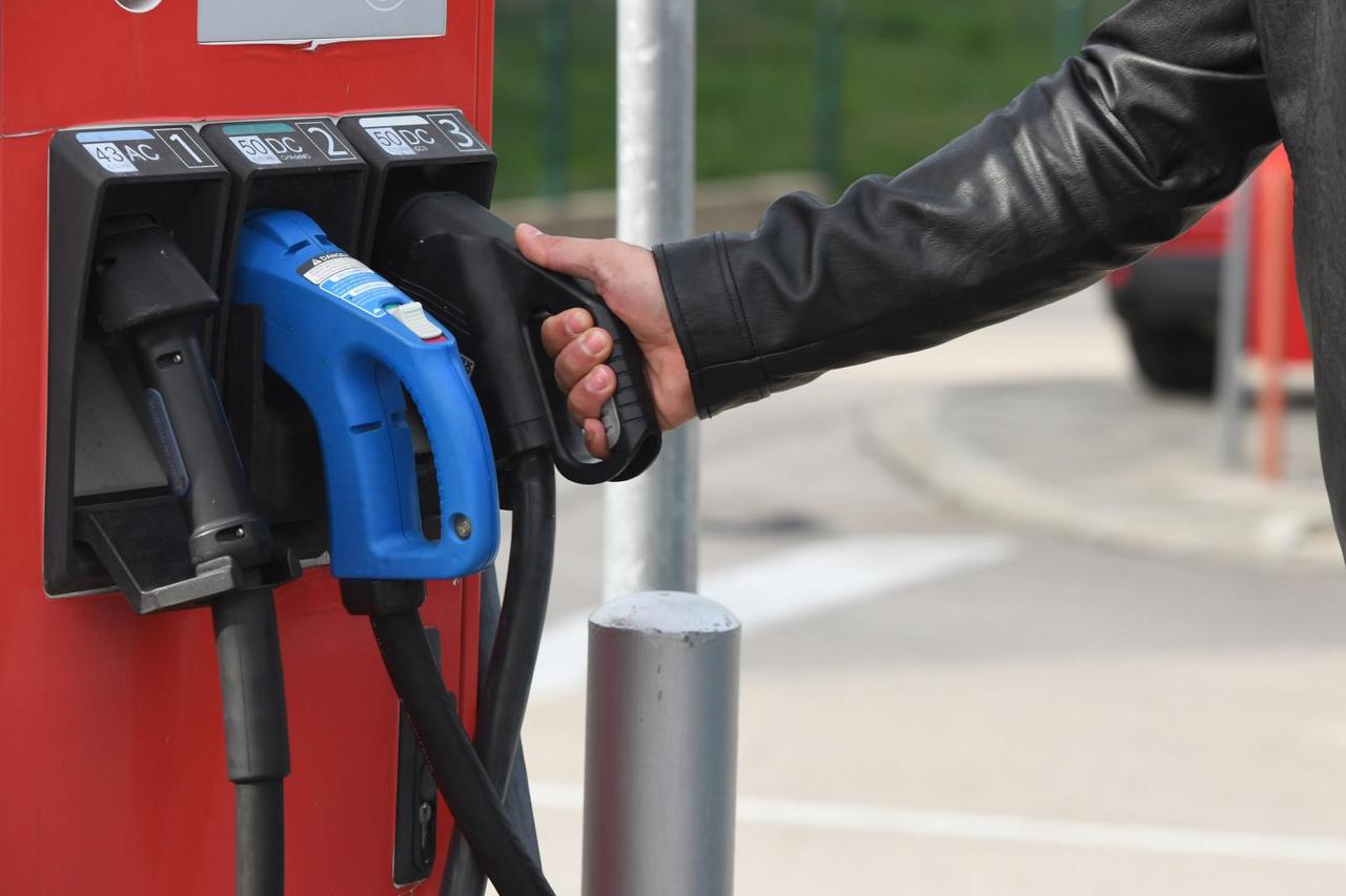 Punjenje električnog automobila