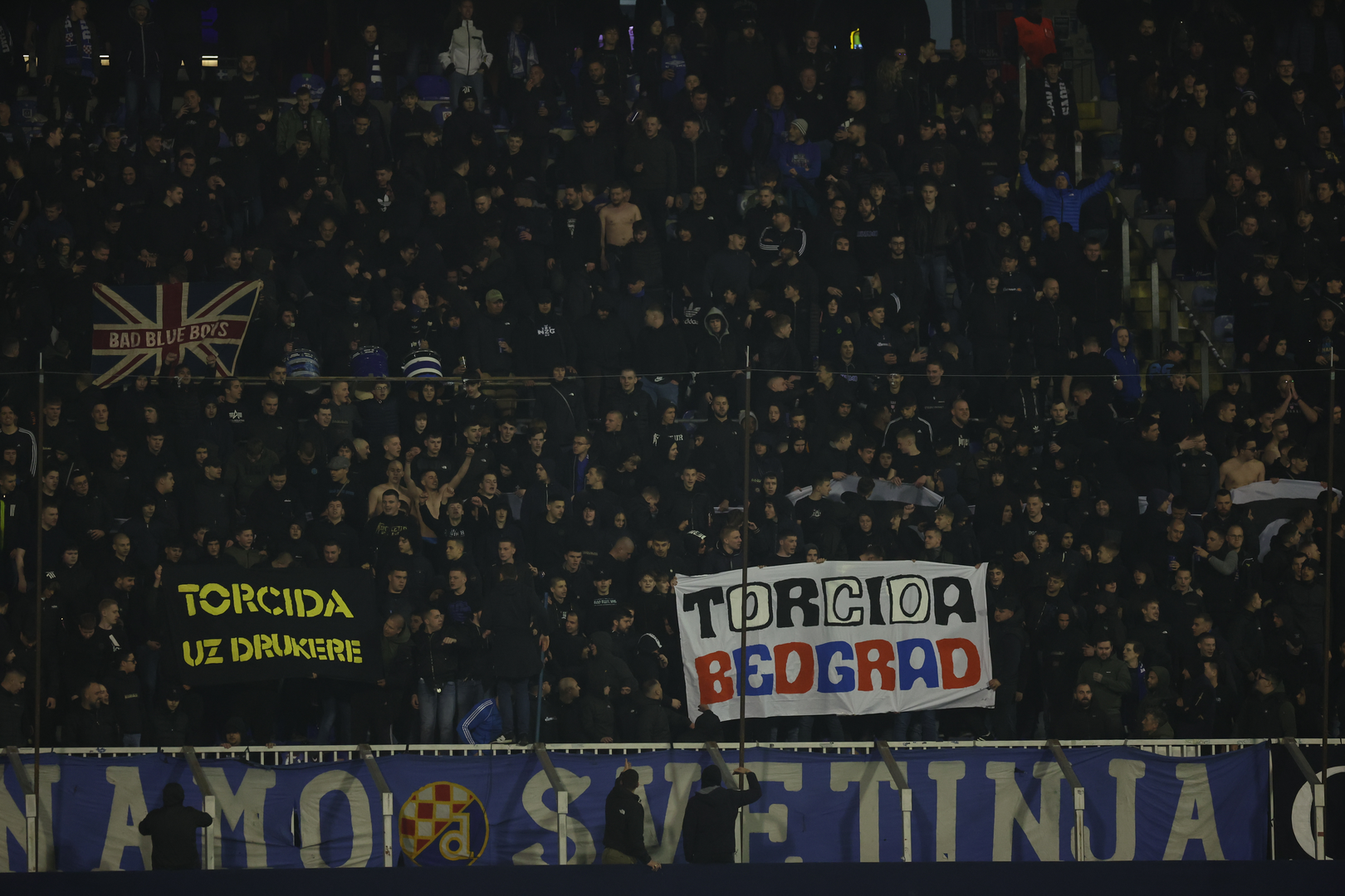 Boysi se ni tu nisu zaustavili već su zapjevali pjesmu: "Moj je život drukanje, bježanje, skrivanje, plakanje, laži i to je sve".