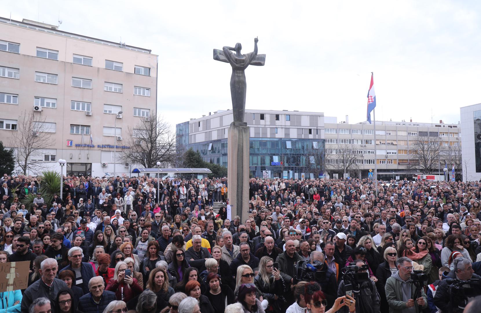 28.02.2024., Split - ispred Zupanijskog suda u Splitu odrzan je mirni prosvjed 'danas Luka, sutra JA' u cast tragicno preminulom 22-godisnjem Luki Bancicu. Photo: Ivo Cagalj/PIXSELL Photo: Ivo Cagalj/PIXSELL
