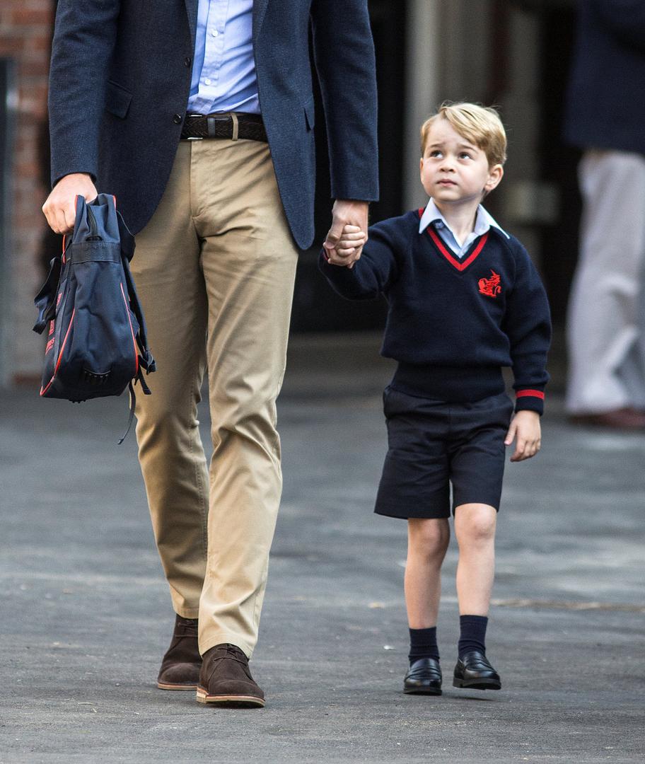 U školi maleni George nije upisan s prezimenom  Mountbatten-Windsor, koji koriste muški članovi kraljevske obitelji. 