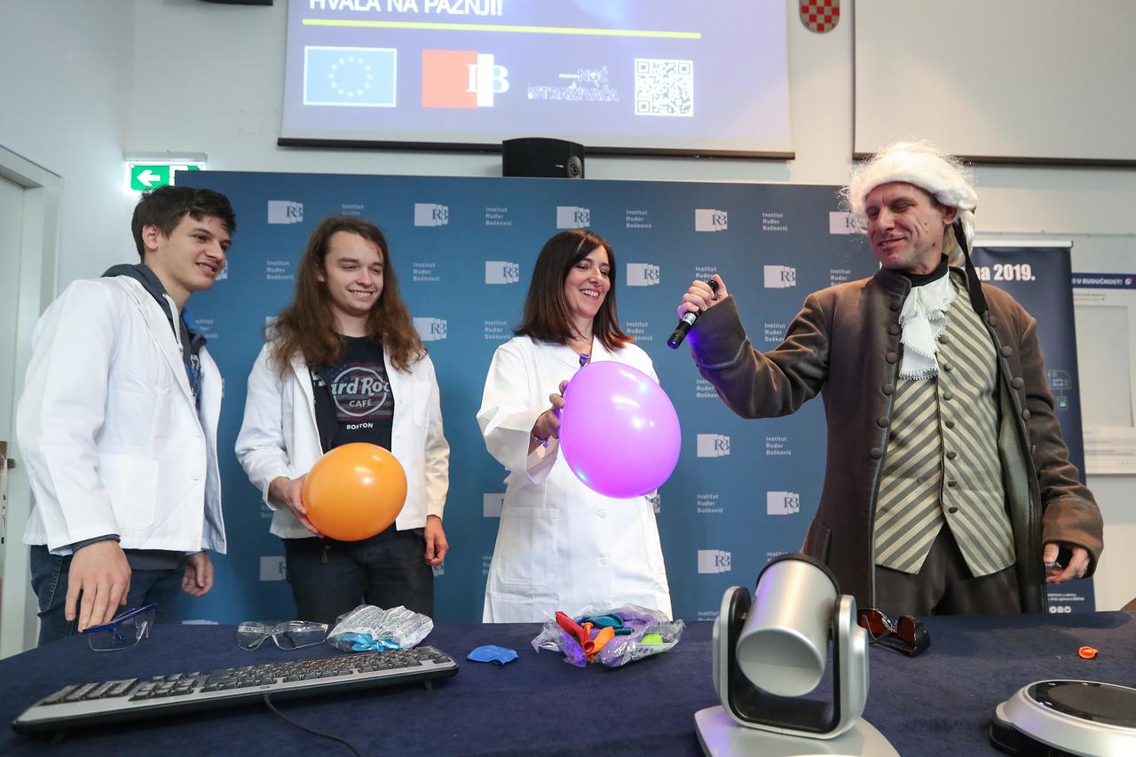 Ministrica Divjak na manifestaciji Dana otvorenih vrata Instituta Ruđer Bošković