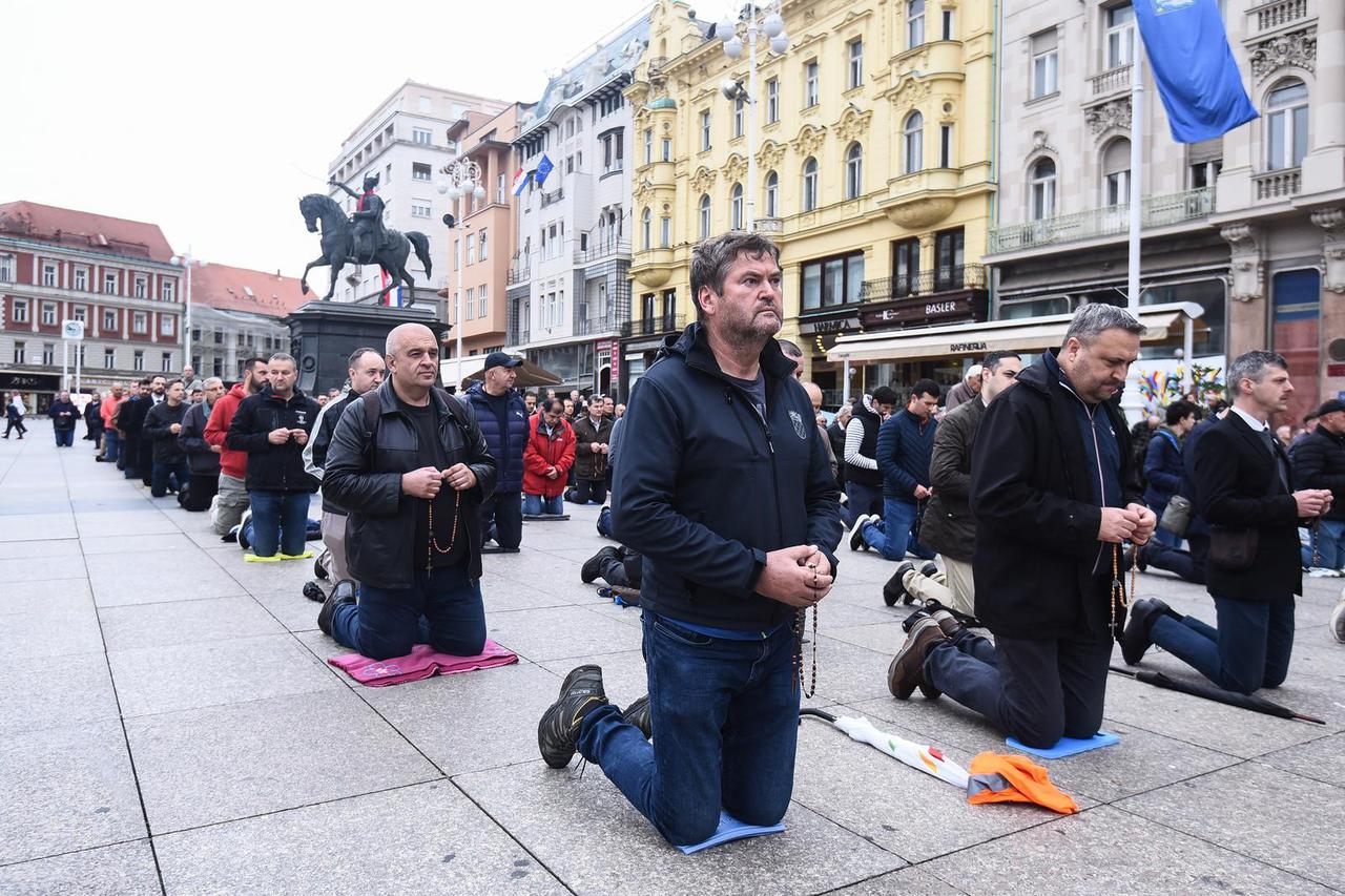 Molitva krunice na glavnom zagrebačkom trgu 
