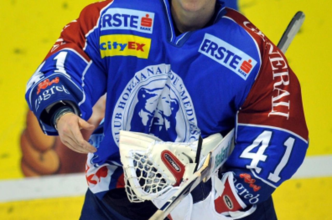 \'09.10.2011., Ledena dvorana Doma sportova, Zagreb -  10. Kolo EBEL lige: KHL Medvescak Zagreb - EC KAC. Novi golman Medvescaka Mate Tomljenovic koji je pred utakmicu stigao avionom sletivsi 20-ak mi