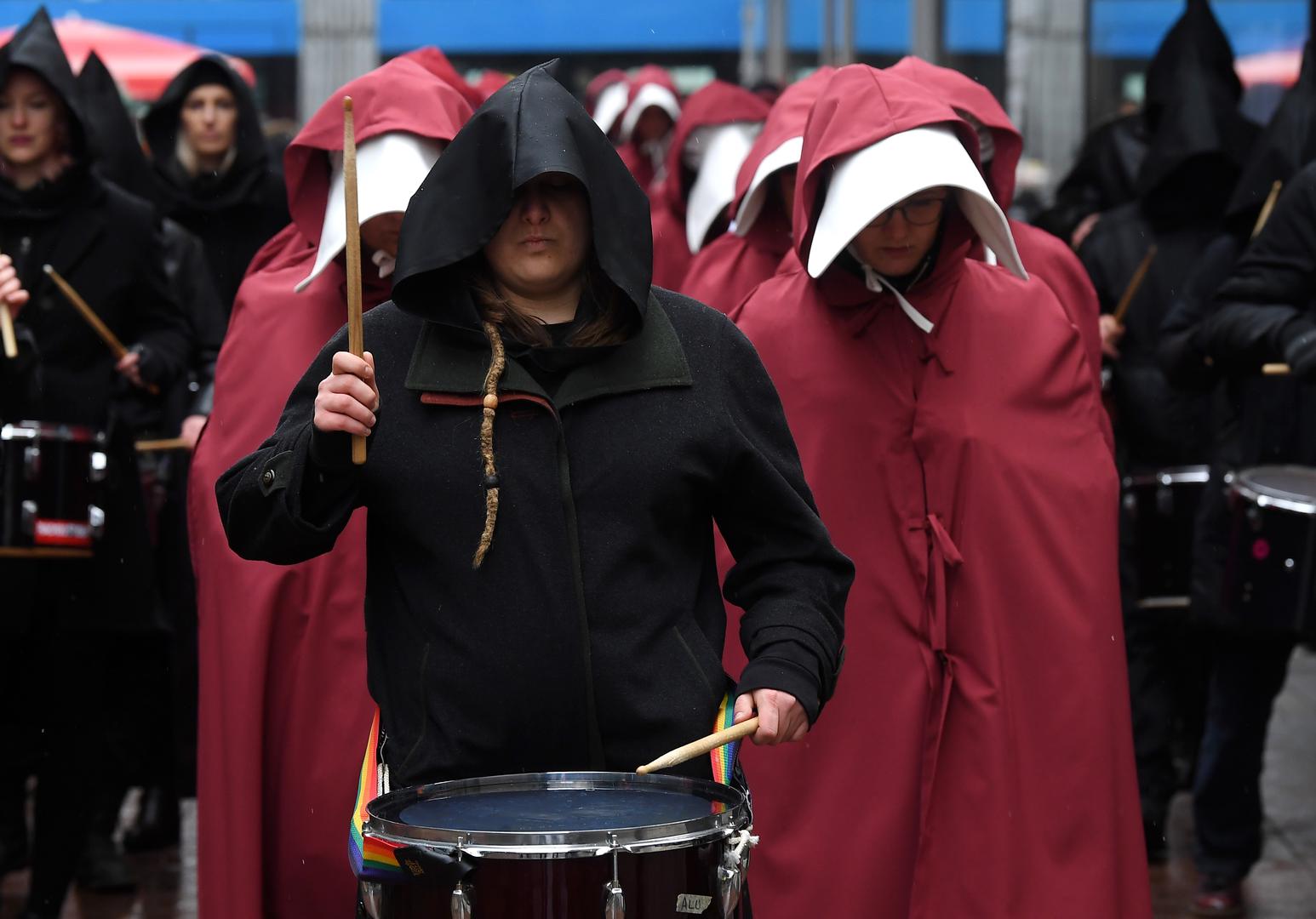 Prosvjed su organizirale brojne organizacije civilnog društva kao i aktivistice te građani koji se bore za ratifikaciju Istanbulske konvencije.